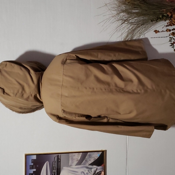 FORECASTER OF BOSTON LUXURY LOOK FUR COAT. - Picture 6 of 13